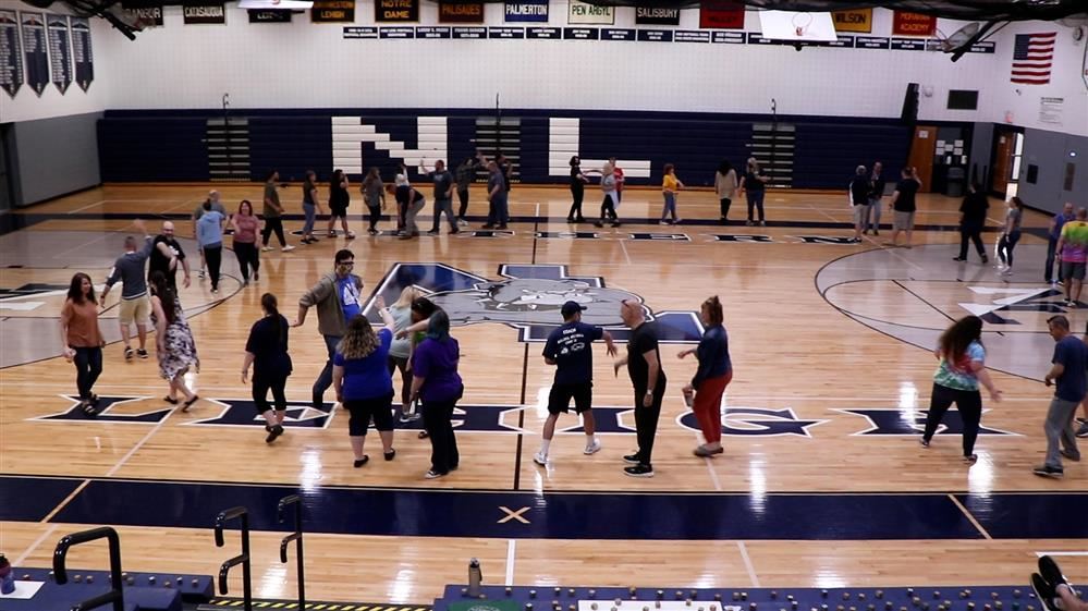  NL teachers take part in massive group team building exercise